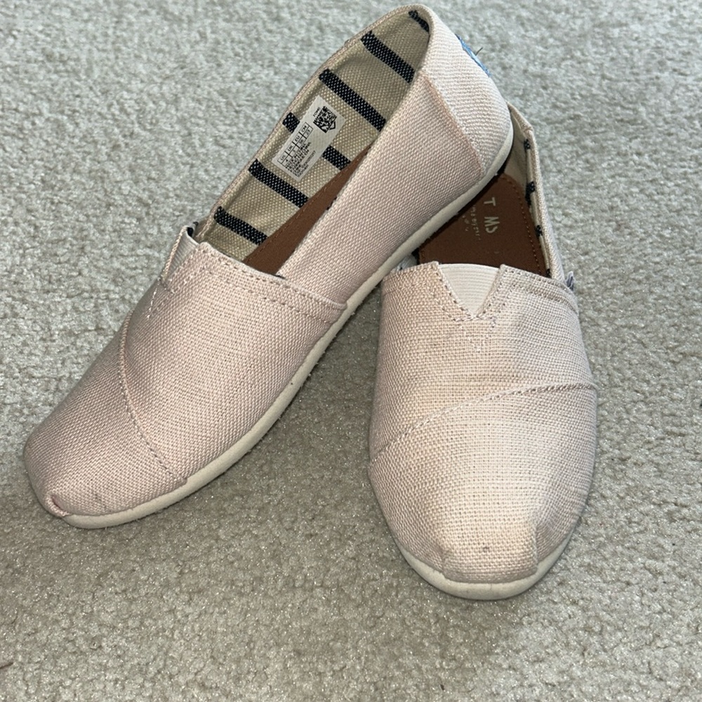 Girls light pink Toms size Y4